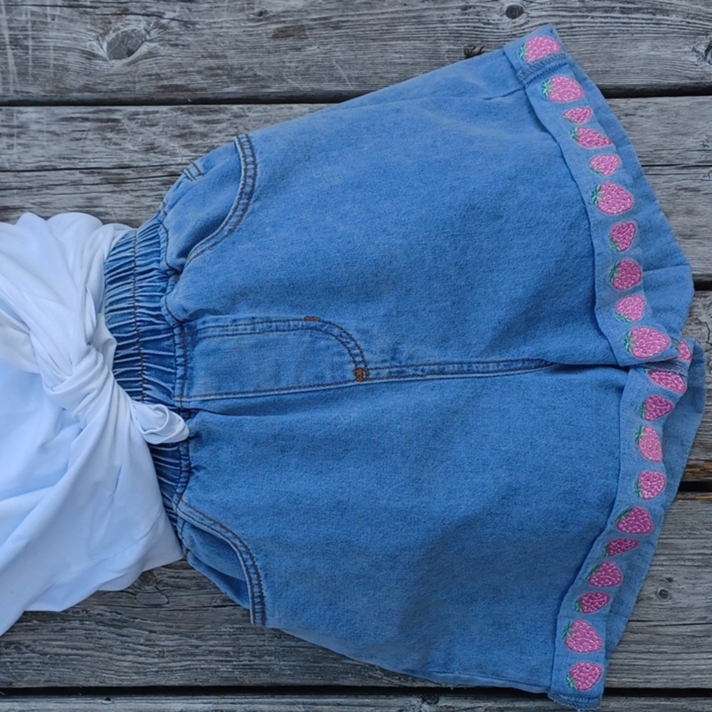 HotTopic Sweet Society Strawberry Embroidered Mom Shorts. Junior XS.